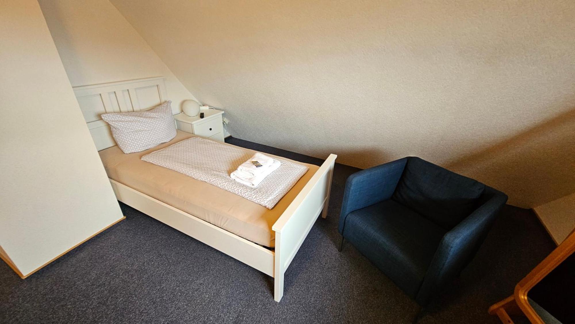 Hotel Dorfkrug Buesum - Guenstige Altbauzimmer Am Oland Pokoj fotografie