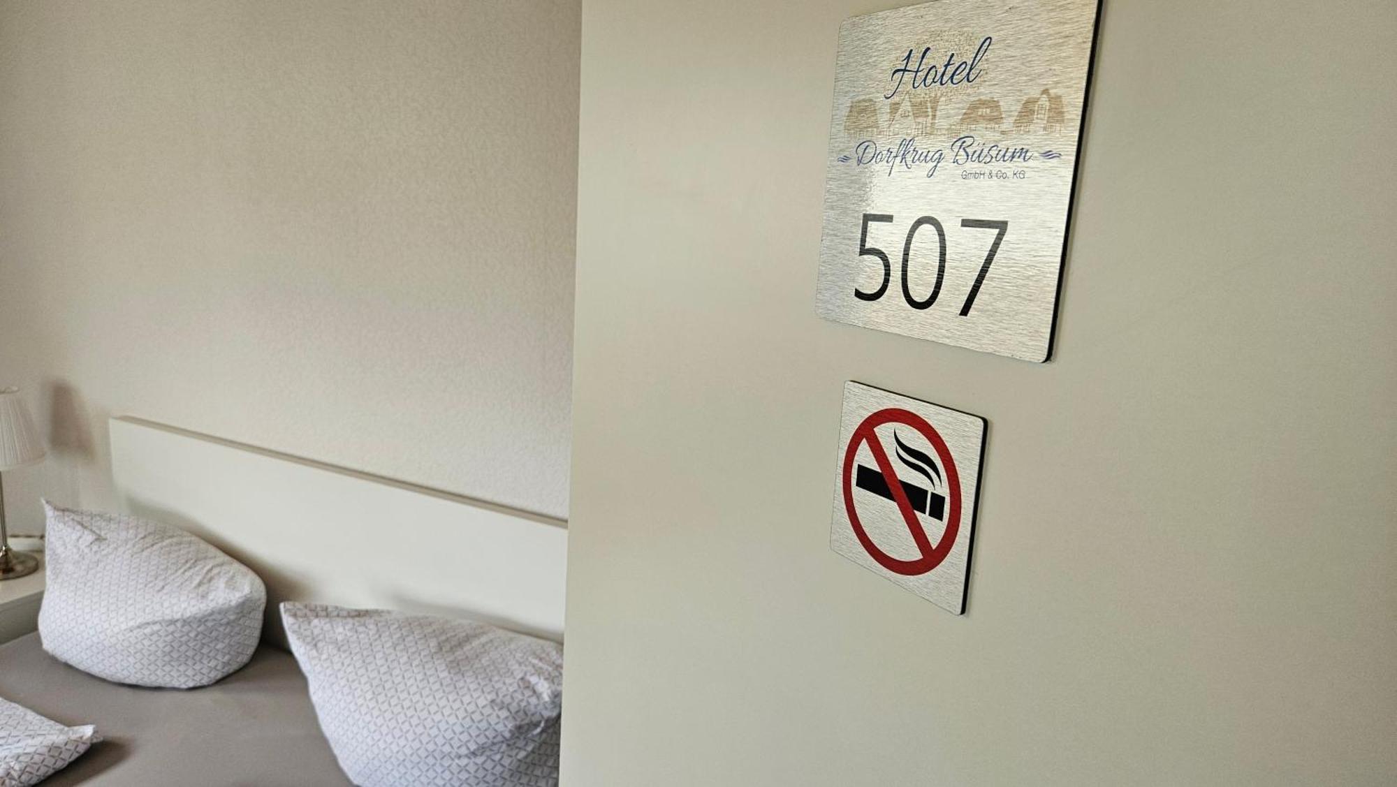 Hotel Dorfkrug Buesum - Guenstige Altbauzimmer Am Oland Pokoj fotografie