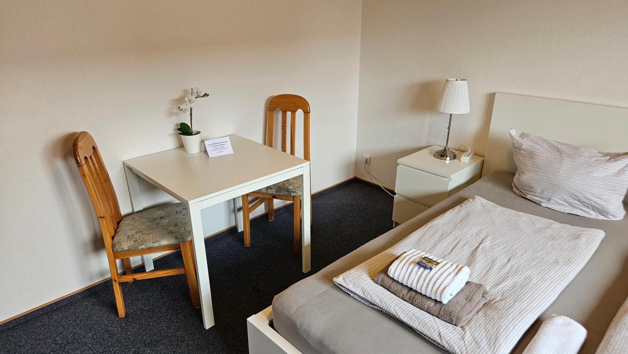 Hotel Dorfkrug Buesum - Guenstige Altbauzimmer Am Oland Pokoj fotografie