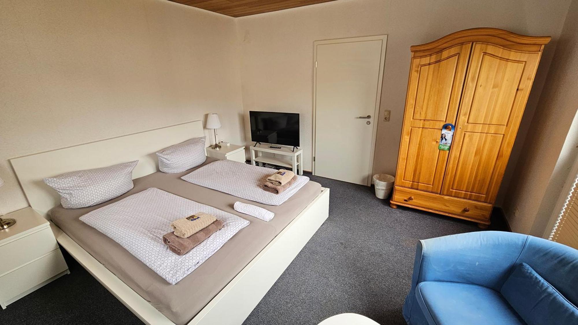 Hotel Dorfkrug Buesum - Guenstige Altbauzimmer Am Oland Pokoj fotografie