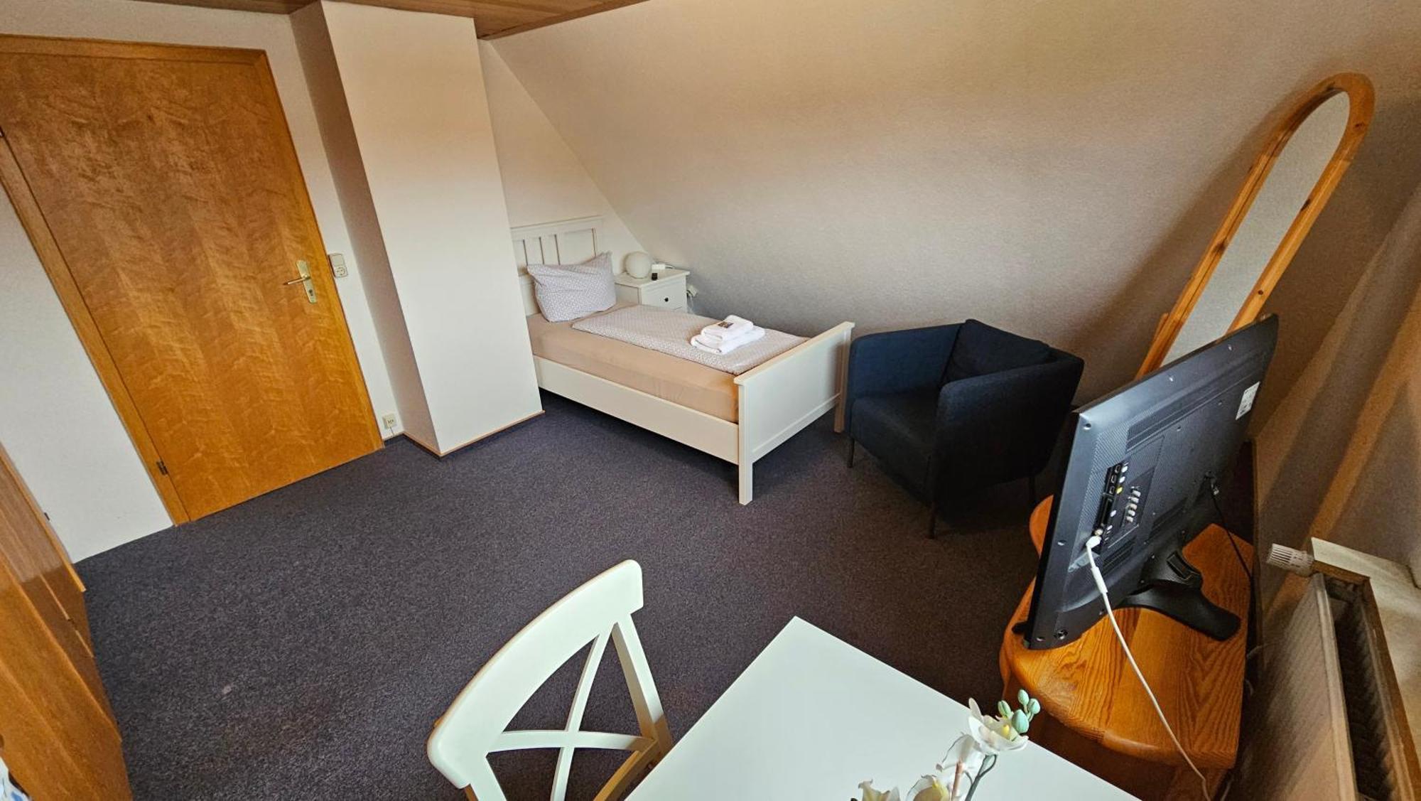 Hotel Dorfkrug Buesum - Guenstige Altbauzimmer Am Oland Pokoj fotografie